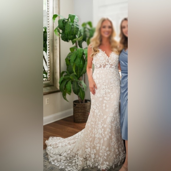 Wedding dress, size 8 (fits like a 4/5) ivory/white - Picture 1 of 3